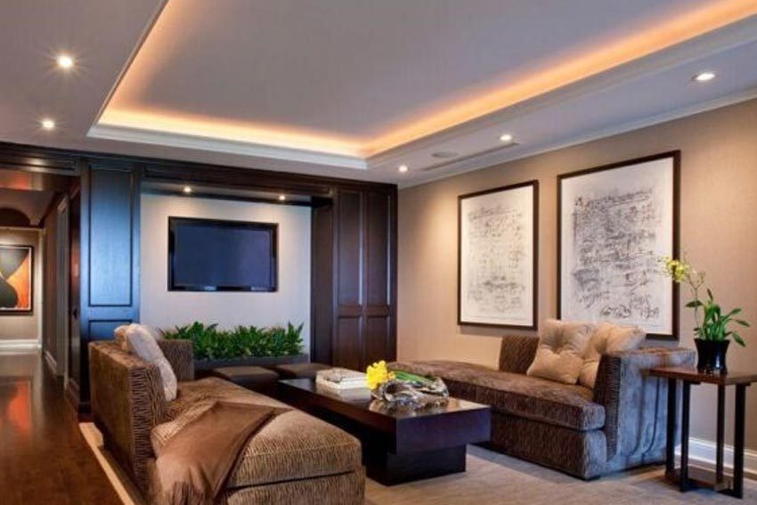 Scafă din gips-carton cu iluminat LED indirect într-un living elegant
